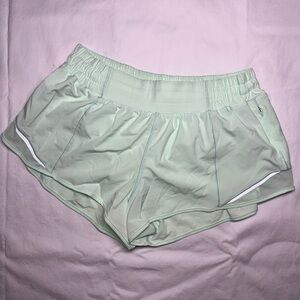 Lululemon low rise 2.5 inch Hotty Hot Shorts in mint moment, size 8